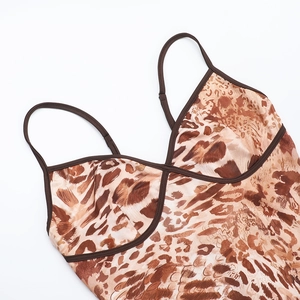 Detailansicht eines Camisoles mit Leopardenmuster, Trägern und Cup-Naht-Konstruktion
