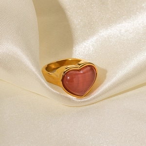 Bague coeur en acier doré 18K avec pierre oeil de chat rose sur tissu en soie