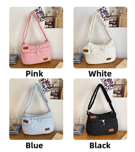 Sac bandoulière matelassé en quatre couleurs avec sangle réglable et petite pochette