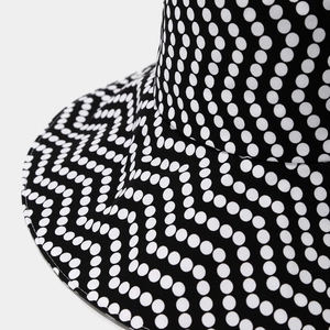 Dettaglio cappello da sole a pois che mostra il motivo ondulato su tessuto canvas