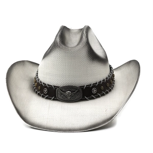 Détail d'un chapeau de cow-boy tressé avec bandeau en cuir et boucle de tête de taureau