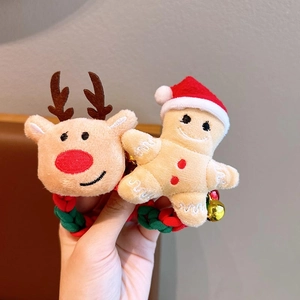 Chouchous de Noël mignons avec renne en peluche, bonhomme en pain d'épices et cloches
