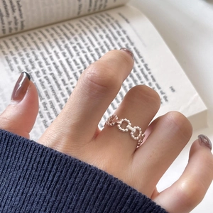 Close-up of minimalist 925 sterling silver hollow chain ring with beaded texture