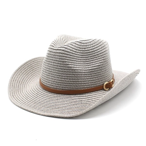 Detail eines grauen Cowboy-Strohhuts mit braunem Lederband und goldener Schnalle