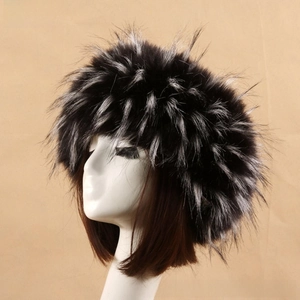Détail du bandeau en fausse fourrure à motif noir et blanc sur tête de mannequin