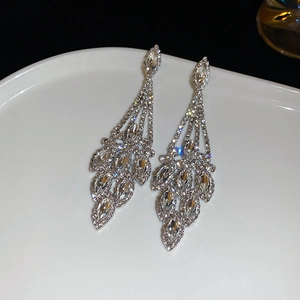Macro di orecchini pendenti in argento con strass marquise su vassoio in ceramica