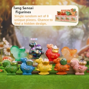 Makroansicht von Pferdefiguren im Tang-Sancai-Stil in verschiedenen Farben und Mustern