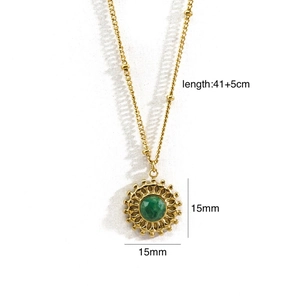 Détail du pendentif soleil 15mm avec pierre verte et infos de longueur 41+5cm