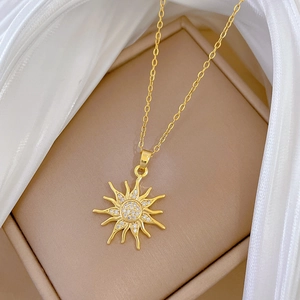 Detailansicht der Luxus-Sonnenblumenkette mit Zirkonia auf beiger Schmuckschatulle