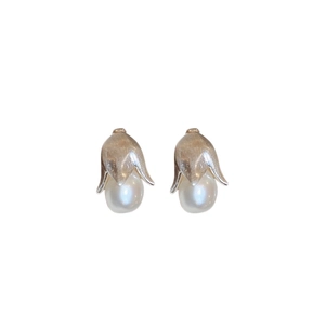 Eleganti orecchini a lobo a tulipano vintage in metallo dorato opaco e perle bianche