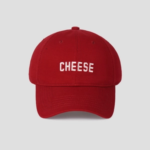 Detailansicht einer klassischen roten Baseballkappe mit weißem Cheese-Schriftzug.