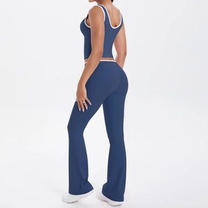 Détail de l'ensemble de sport bleu marine avec bordures blanches et pantalon de yoga évasé