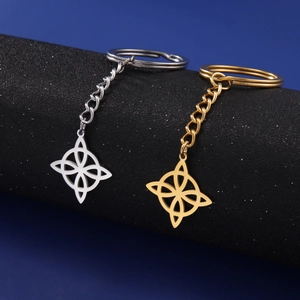 Makroansicht von Hexenknoten-Anhängern aus Edelstahl in Silber und Gold an Schlüsselanhängern