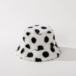Dettaglio cappello alla pescatora in peluche a pois bianchi e neri con texture morbida
