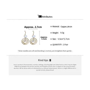 Détails des boucles d'oreilles fleur dorée avec dimensions et spécifications du matériau