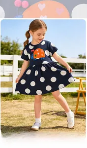 Détail d'une robe bleu marine à pois avec broderie d'insectes arc-en-ciel pour filles