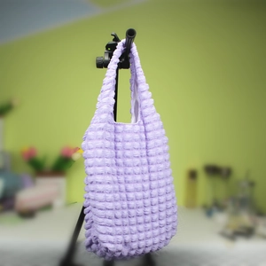 Sac fourre-tout gaufré violet chic avec texture plissée et poignée simple souple