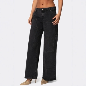 Pantalon cargo en denim noir délavé pour femme avec empiècements et bouton métallique
