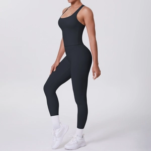 Vue latérale détaillée de l'ensemble de yoga noir pour femmes avec haut et pantalon de sport
