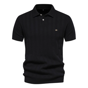 Details des schwarzen Strick-Poloshirts mit vertikaler Textur, Kragen und S-Label