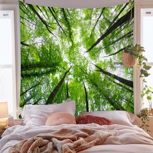 Dettaglio dell'arazzo della foresta con luce naturale sopra il letto in camera