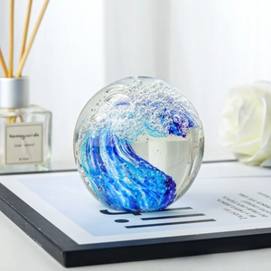 Détail de la belle sphère en verre cristal avec un design intérieur de vagues et de bulles.