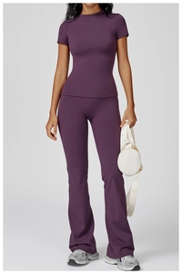 Vue détaillée d'un ensemble de yoga violet foncé avec pantalon évasé à taille haute et haut