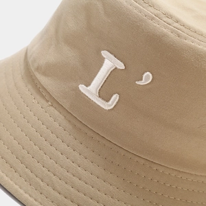 Bob en coton kaki avec broderie L blanche et détails de couture précis