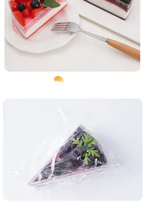 Macro-opname van kunstmatige aardbeien- en bosbessenroomtaartstukken op een wit porseleinen bord