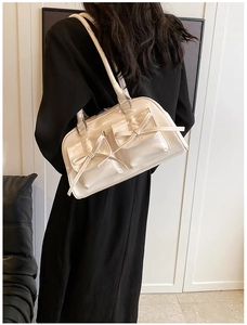 Détail du sac à épaule en cuir verni crème avec nœuds décoratifs et doubles poches