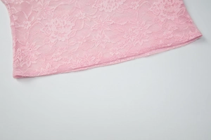 Primer plano de tela de encaje rosa con bordado floral y textura transparente