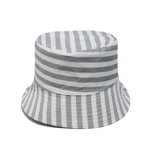 Vue détaillée du tissu en coton rayé gris et blanc et des coutures d'un chapeau bob