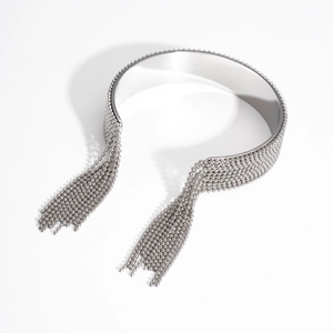 Détail du collier ras du cou argenté avec chaînes à perles métalliques et design ouvert