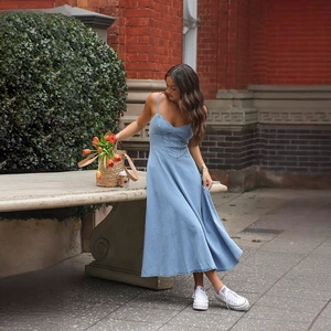 Abito lungo in denim celeste con scollo a V, spalline sottili e vita a corsetto da donna