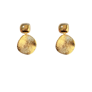 Boucles d'oreilles carrées dorées avec pendentifs ronds martelés pour femmes