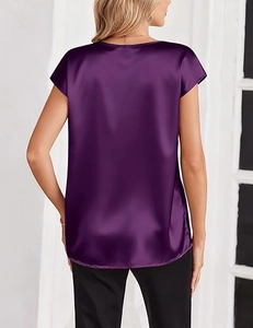 Detalle de la espalda de blusa de satén morado con tejido brillante y corte de manga corta