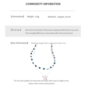 Gros plan d'un collier double épaisseur avec pendentif étoile de mer en cuivre et zircon