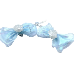 Barrette nœud bleu iridescent style sirène avec détails de coquillage et perle