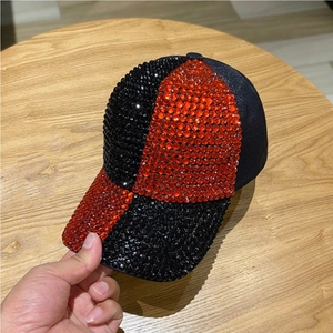 Detaillierte Nahaufnahme einer zweifarbigen Baseballkappe mit funkelnden roten und schwarzen Steinen