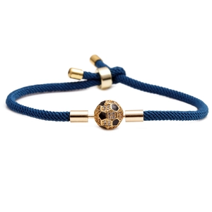 Bracciale da calcio intrecciato blu con ciondolo placcato oro e chiusura regolabile a nodo