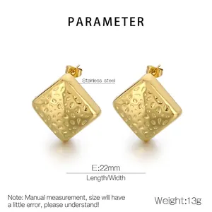 Detail von 22mm goldenen Edelstahlohrringen mit quadratischem Hammerschlag-Design