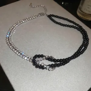 Collana Y2K in cristallo con perle nere e design a nodo argentato chic