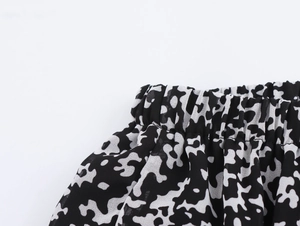 Dettaglio della vita elastica su gonna in chiffon con stampa leopardata