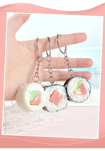 Dettaglio dei portachiavi a forma di sushi in miniatura con texture realistica e anello