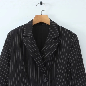 Blazer croisé à rayures pour femmes avec ourlet à volants et design classique rayé