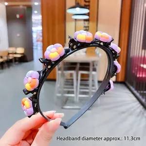 Detalle de la diadema de 11,3 cm de diámetro con clips de flores coloridas para niñas