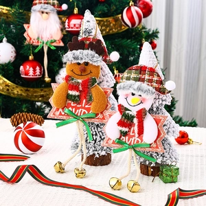 Detailansicht von Plüsch-Weihnachtsmann, Rentier und Schneemann Weihnachtsbaumschmuck