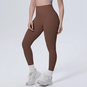 Nahaufnahme der dunkelbraunen High-Waist-Yogahose mit Bauchweg-Effekt und Push-up