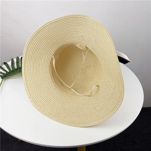 Détail de l'intérieur d'un chapeau de paille beige avec bandeau et cordon élastique