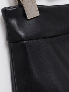 Primer plano de falda de cuero PU negro con textura fina y costuras detalladas